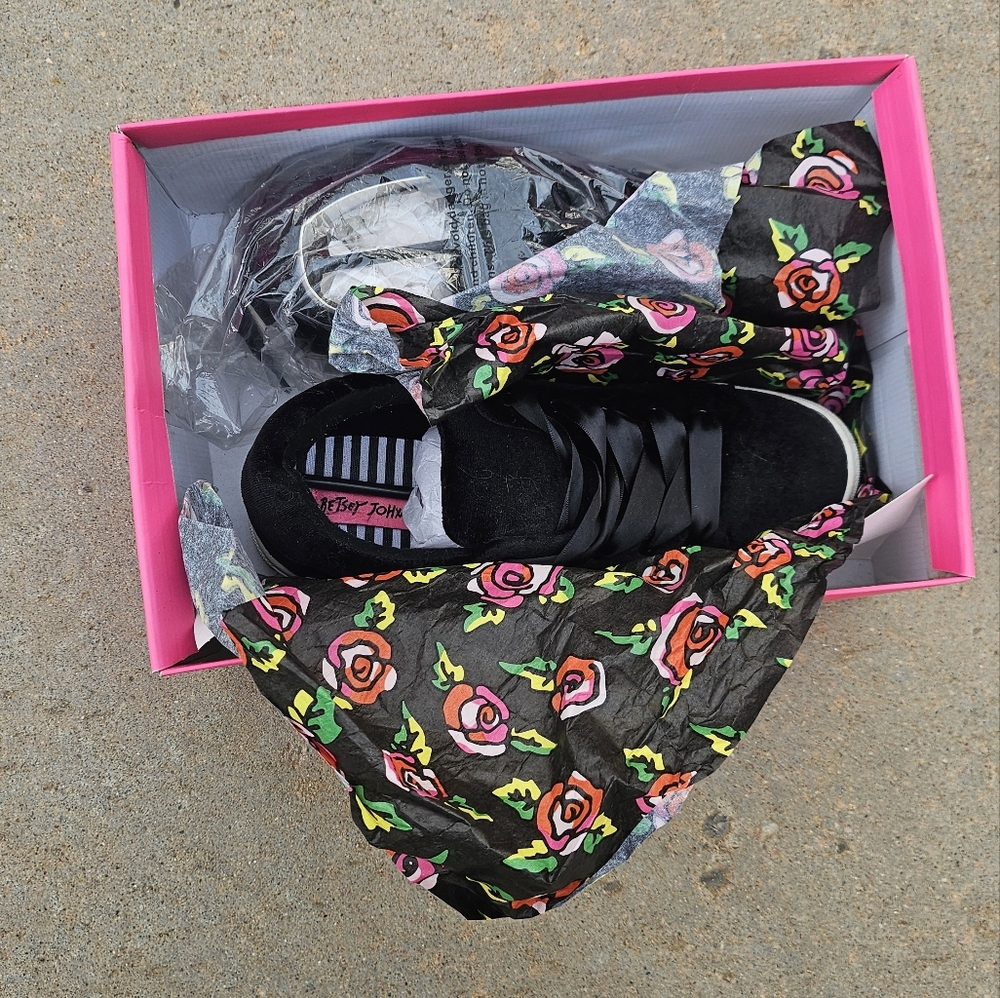 Betsey Johnson Decker Black Shoes Size 7